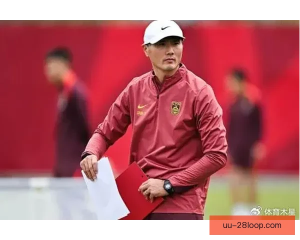 邵佳一荣耀加冕2025中国金球奖金帅奖舞台风采尽显